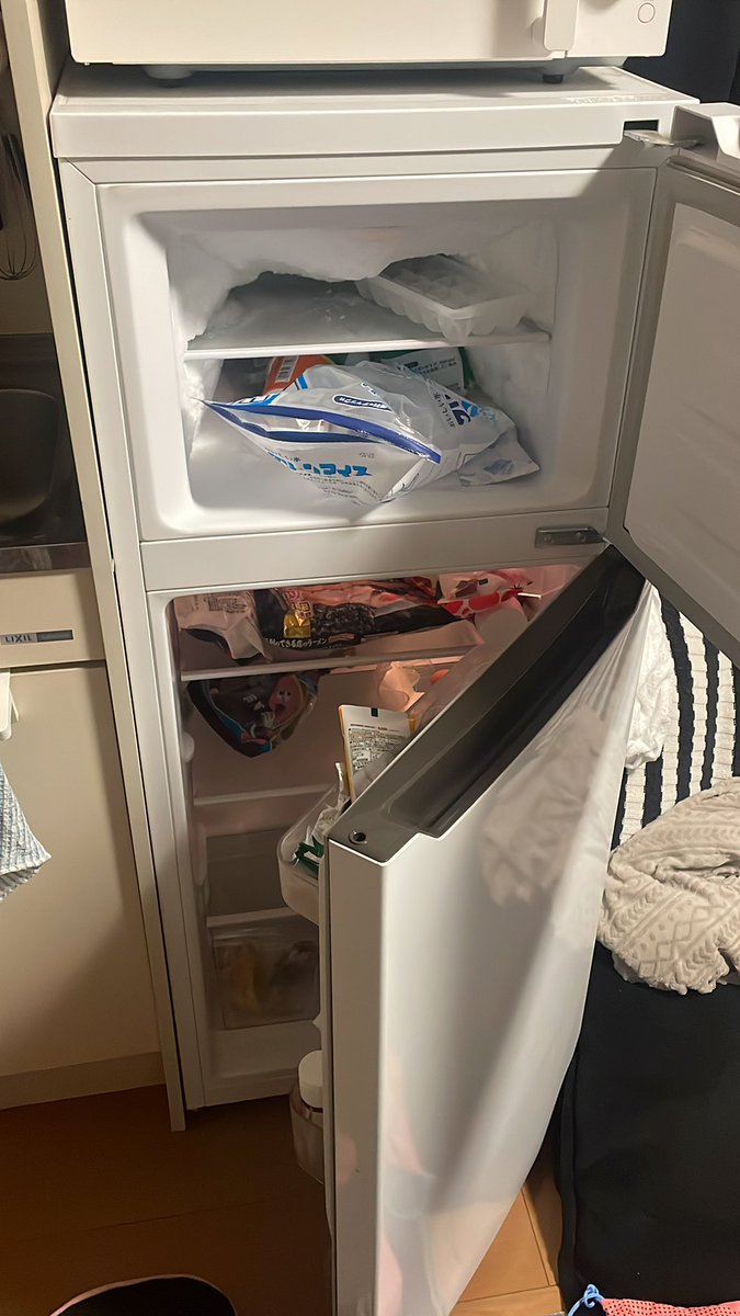 ちなみにぼくの一人暮らしの冷蔵庫はこれ🤣 アメリカと比べたら