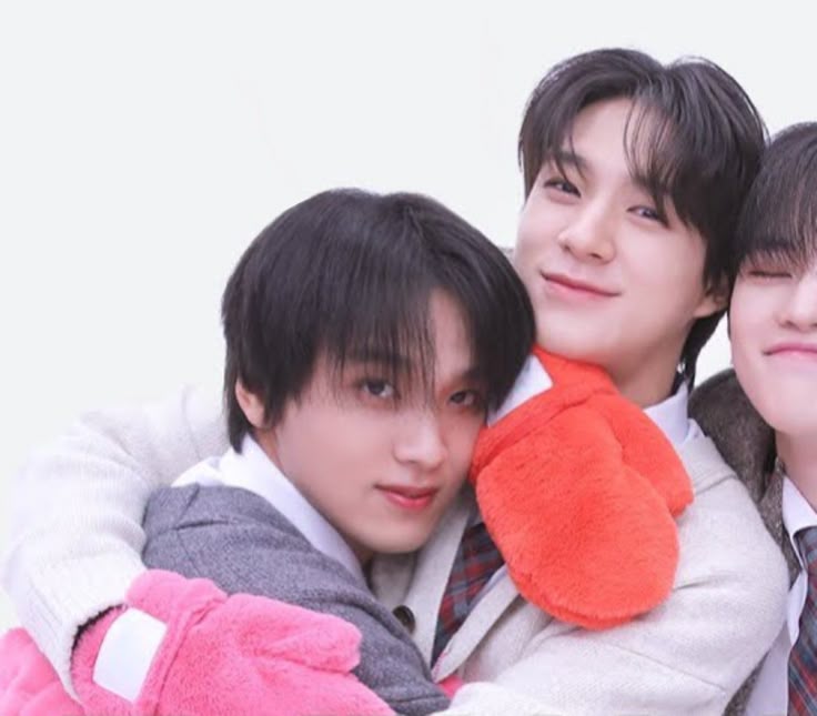 dhfullsunflower's tweet photo. everytime this pic pops up on the tl i think about nohyuck https://t.co/dSN2M2oG6B