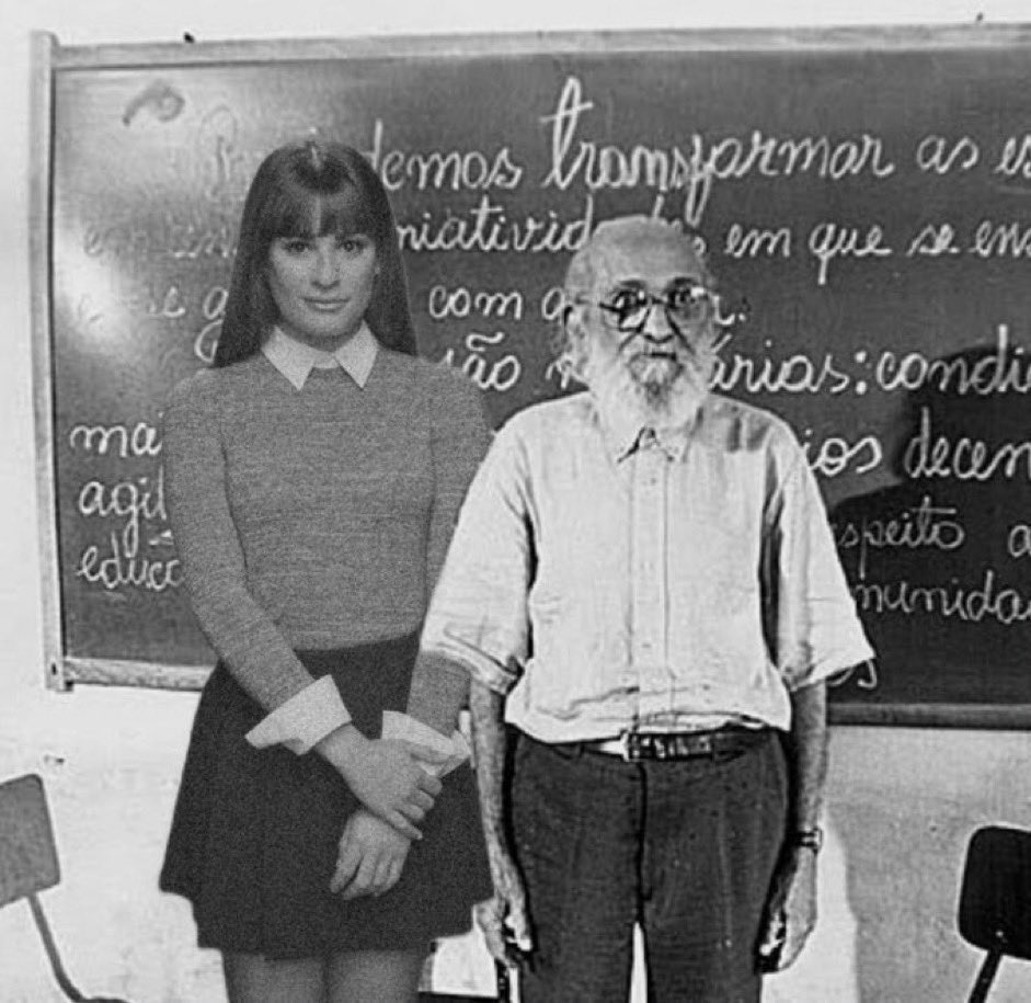 tonvicttor's tweet photo. a sensação de voltar na sua escola do ensino médio pra rever seus professores depois de ter sido aprovado na universidade é muito interessante https://t.co/OQvq14D9yT