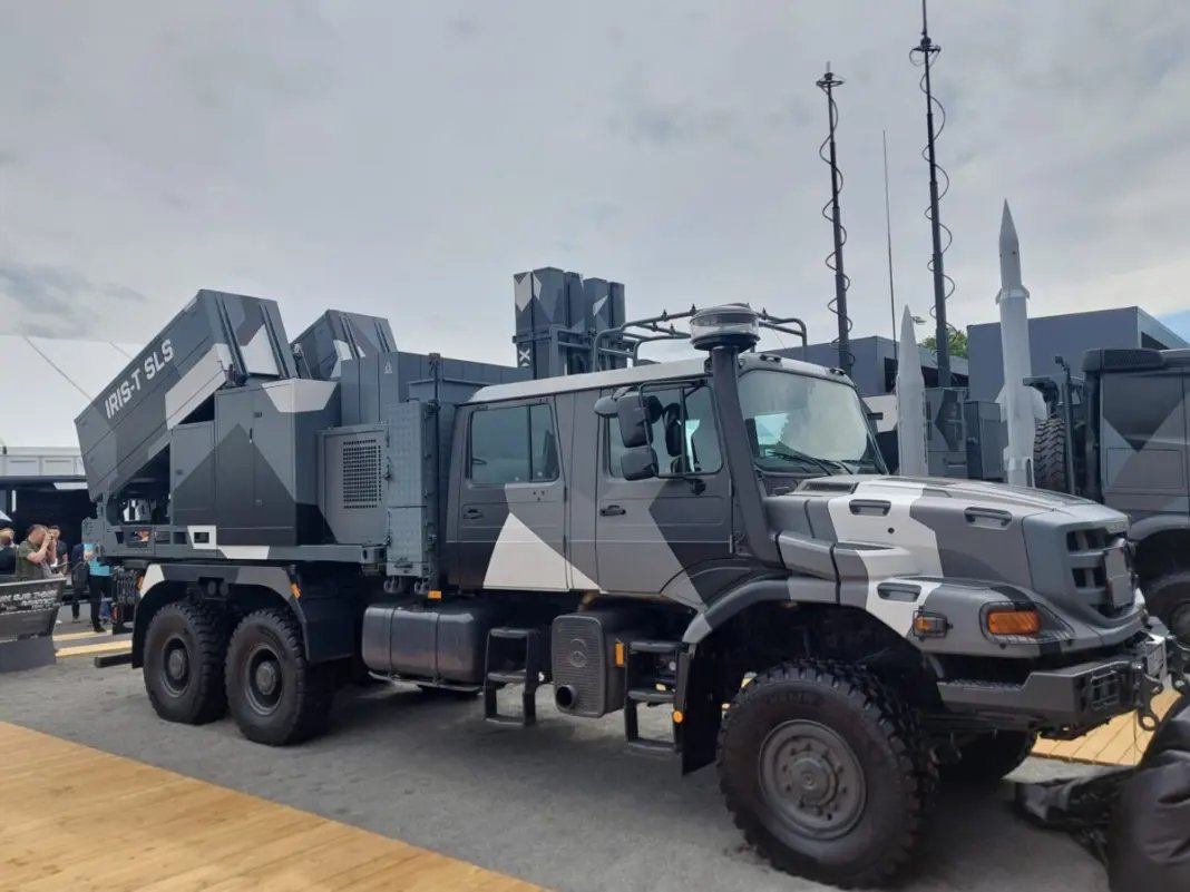 Jeff21461's tweet photo. IRIS-T SLS Mk4 TELAR (Transporter Erector launcher And Radar) mounting 8 IRIS-T SLS missiles, 15 Cicada interceptor UAV and a Girafe 1X radar.

https://t.co/wOe51HYBQ4 https://t.co/Xqj80X56VH