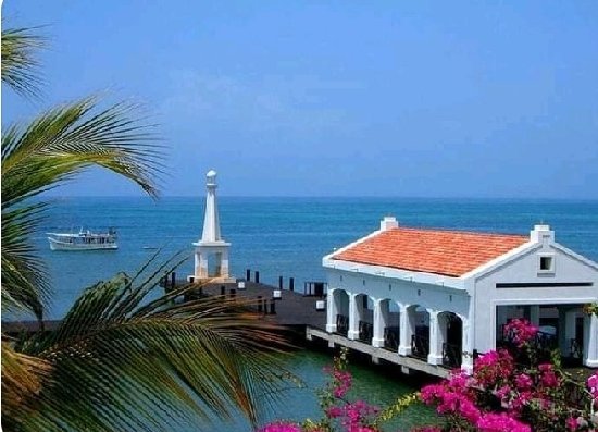 HotelMusipan's tweet photo. Aquí hubo un proyecto en marcha, un terminal de cruceros para Porlamar;PUERTO DE LA MAR. El maldito #Chavez lo paralizó, alegó que los cruceros acabarían con la ruta de la sardina. Lo convertiría en una universidad. Pues, ni cruceros ni sardinas, ni nuniversidad. Puro escombros. https://t.co/BjOwo1u1Ge