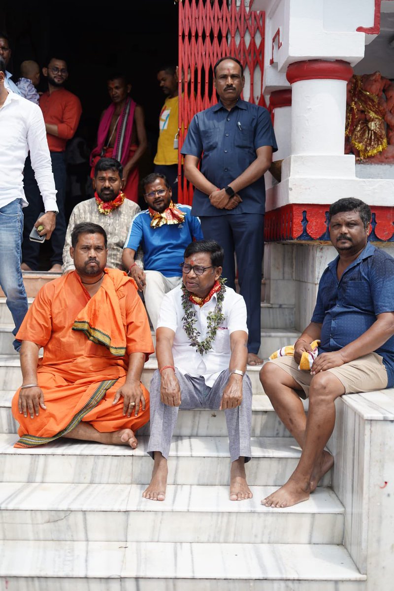 BhaktaCharanDas's tweet photo. Offered prayers at the sacred Maa Samaleswari Temple in Sambalpur and sought her divine blessings. Prayed for the peace, prosperity and well being of the people of Odisha. https://t.co/Yr4dttMCDK