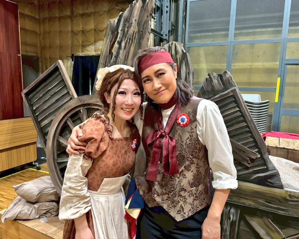 ven_0625's tweet photo. 【🇫🇷レ・ミゼラブル Memories🇫🇷】⑩
うちの組は、マチルデとは付き合ってはいないよ🤫
でも友達以上恋人未満のキャッキャウフフな感じだよ🤭
最期は腕を撃たれてもう銃が使えなくなって、マチルデに自分の銃を託したよ😢 https://t.co/x206YntA9Q