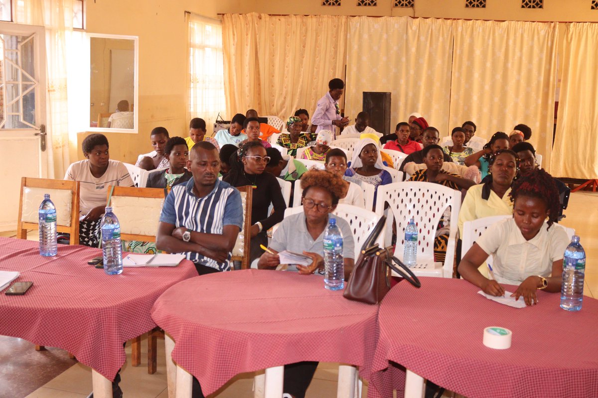 pamchanneltv's tweet photo. #Burundi: 4/4 Précisons enfin que Floride Nizigiyimana de @WUFFBurundi a invité toutes les filles et femmes à utiliser les serviettes hygiéniques réutilisables car, elles ne sont pas chères et ne présentent aucun effet secondaire. Elle a témoigné qu’elle les utilise depuis 16 ans https://t.co/6DOf93ibdu