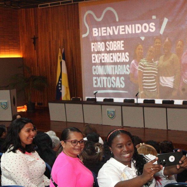elucabista's tweet photo. 🏘️«Somos testimonio de que sí es posible un cambio en el país». Habitantes de la #LaVega compartieron @enlaucab los logros de las iniciativas sociales de la Compañía de Jesús que buscan reconstruir el tejido social y crear espacios seguros para jóvenes.

🔗https://t.co/lZA4Ra9g7c https://t.co/kKe6Rj2bQQ