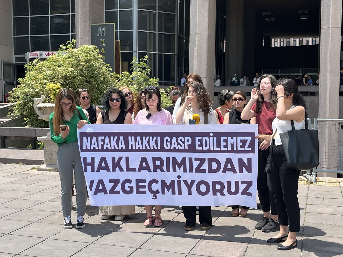 tspkadin's tweet photo. Nafaka hakkımızdan vazgeçmiyoruz!

Kadınları yoksulluğa mahkûm etmeyi hedefleyen nafaka hakkına yönelik saldırılara karşı bugün Ankara Adliyesi’nde basın açıklamasındaydık.

Haklarımızdan ve hayatlarımızdan vazgeçmiyoruz! https://t.co/OPEu4wfWRx