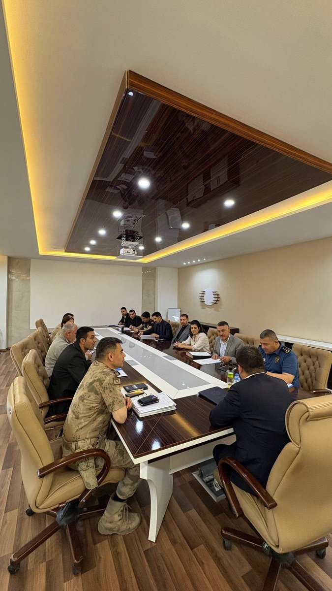 PatnosMEM's tweet photo. OKUL GÜVENLİĞİ İLÇE YÜRÜTME KURULU TOPLANTISI GERÇEKLEŞTİRİLDİ

Patnos Kaymakamımız Sayın Burak DERTLİOĞLU başkanlığında, ilçemizde eğitim öğretim faaliyetlerinin güvenli ve sağlıklı bir ortamda sürdürülebilmesine yönelik Okul Güvenliği İlçe Yürütme Kurulu Toplantısı gerçekleştirildi.

Toplantıya; İlçe Jandarma Komutanı Mustafa Kemal ÇELİK, İlçe Emniyet Müdürü Hakan SARAK, İlçe Millî Eğitim Müdürü Yüksel ZORLU, Gençlik ve Spor Müdürü Fatih ALPASLAN ile ilgili kurum ve birim amirleri katılım sağladı.

Toplantıda; okullarımızın çevre güvenliği, öğrencilerimizin güvenli ulaşımı, bağımlılıkla mücadele çalışmaları, trafik güvenliği, siber güvenlik, okul çevrelerinde alınacak tedbirler ve kurumlar arası koordinasyon konuları değerlendirilerek gerekli planlamalar yapıldı.

Öğrencilerimizin huzurlu, güvenli ve sağlıklı bir eğitim ortamında öğrenim görmelerini sağlamak amacıyla yürütülen çalışmalar hakkında görüş alışverişinde bulunulan toplantı, karşılıklı değerlendirmelerin ardından sona erdi.

@tcmeb 
@tcagrivaliligi 
@agrimem 
@patnos_004
@zorluyuksel