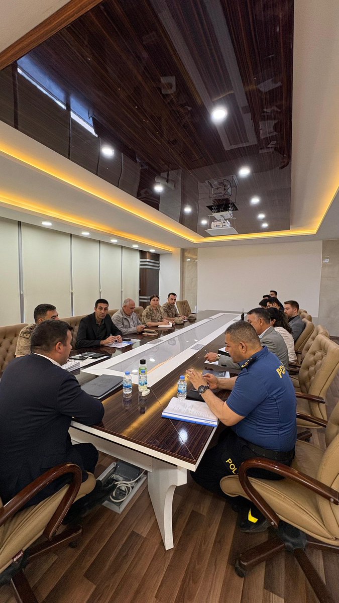 PatnosMEM's tweet photo. OKUL GÜVENLİĞİ İLÇE YÜRÜTME KURULU TOPLANTISI GERÇEKLEŞTİRİLDİ

Patnos Kaymakamımız Sayın Burak DERTLİOĞLU başkanlığında, ilçemizde eğitim öğretim faaliyetlerinin güvenli ve sağlıklı bir ortamda sürdürülebilmesine yönelik Okul Güvenliği İlçe Yürütme Kurulu Toplantısı gerçekleştirildi.

Toplantıya; İlçe Jandarma Komutanı Mustafa Kemal ÇELİK, İlçe Emniyet Müdürü Hakan SARAK, İlçe Millî Eğitim Müdürü Yüksel ZORLU, Gençlik ve Spor Müdürü Fatih ALPASLAN ile ilgili kurum ve birim amirleri katılım sağladı.

Toplantıda; okullarımızın çevre güvenliği, öğrencilerimizin güvenli ulaşımı, bağımlılıkla mücadele çalışmaları, trafik güvenliği, siber güvenlik, okul çevrelerinde alınacak tedbirler ve kurumlar arası koordinasyon konuları değerlendirilerek gerekli planlamalar yapıldı.

Öğrencilerimizin huzurlu, güvenli ve sağlıklı bir eğitim ortamında öğrenim görmelerini sağlamak amacıyla yürütülen çalışmalar hakkında görüş alışverişinde bulunulan toplantı, karşılıklı değerlendirmelerin ardından sona erdi.

@tcmeb 
@tcagrivaliligi 
@agrimem 
@patnos_004
@zorluyuksel
