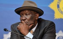 Yanga_Co's tweet photo. Bheki Cele took money from Cat Matlala.
Sisi Tolashe took Chinese cars and gave them to her kids.
Ramaphosa hid millions in his sofa.
Gwede & Mkhwenyane benefited from BOSASA.

People just dont care who does corruption, they just go around looking for EFF & Malema's😀

This selective criticism & biasness is the one that will make me defend Julius Malema even when he is guilty.