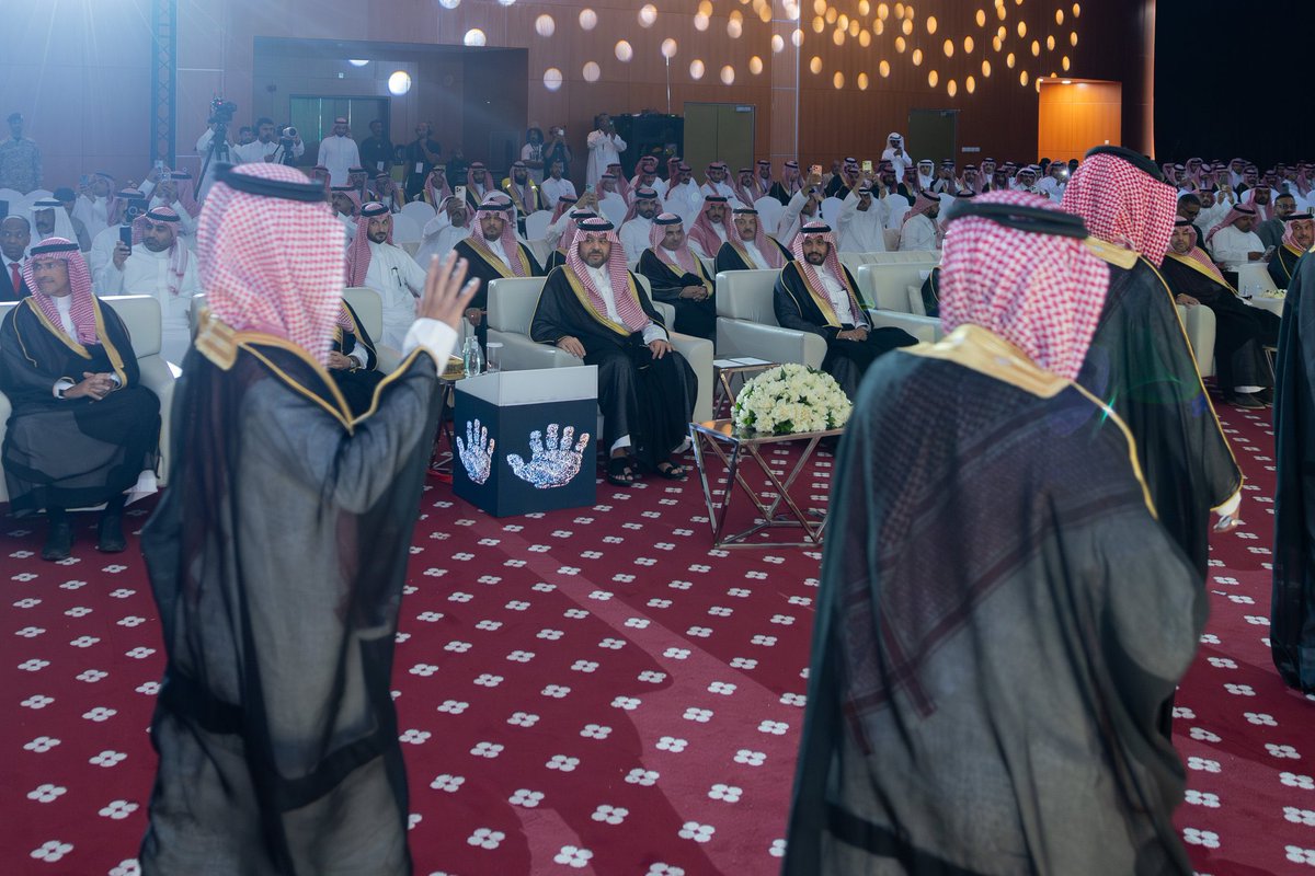 newsfksalsaud's tweet photo. رعى  صاحب السمو الملكي  #الأمير_فيصل_بن_خالد_بن_سلطان #أمير_منطقة_الحدود_الشمالية 
اليوم، حفل تخريج الدفعة الثالثة عشرة من طلاب المعهد السعودي التقني للتعدين، البالغ عددهم 208 خريجين، وذلك بحضور عددٍ من المسؤولين وقيادات قطاع التعدين.
 وهنأ سمو أمير منطقة الحدود الشمالية الخريجين بمناسبة تخرجهم، مشيدًا بما حققه المعهد من مستوى أكاديمي وتدريبي، ومتمنيًا لمنسوبيه التوفيق ومواصلة تحقيق النجاحات.
 ونوه بما يحظى به قطاع التعدين من دعم واهتمام من القيادة الرشيدة -أيدها الله-، وما يشهده من تطوير وتمكين، إلى جانب دعم المعهد السعودي التقني للتعدين، بما أسهم في تطوير برامجه التدريبية وتأهيل الكفاءات الوطنية.
@fksalsaud