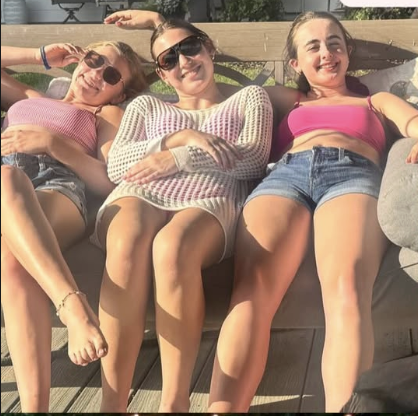 kateclap_1's tweet photo. I love relaxing with my Best Friends!! ❤️❤️❤️ https://t.co/pJ9mo1KOXW