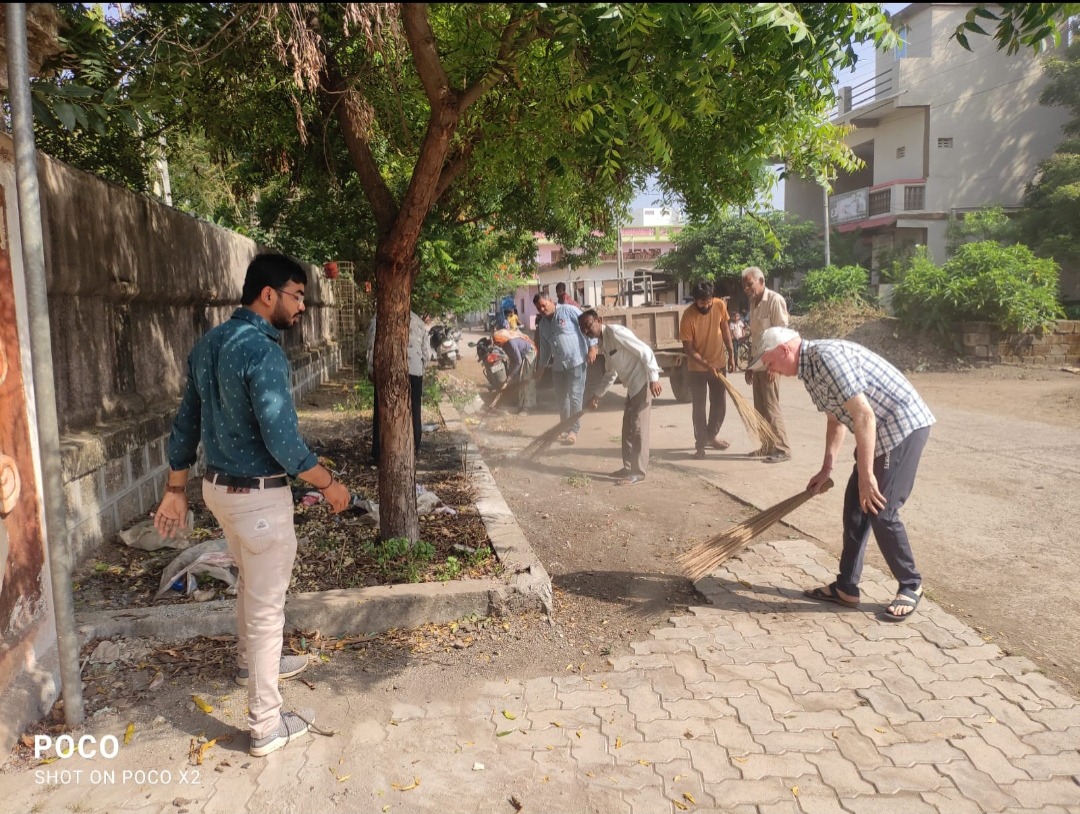 inforajkotgog's tweet photo. રાજકોટમાં '૧૨ વર્ષ વિકાસના' અંતર્ગત ૮ થી ૧૪ જૂન સુધી 'સ્વચ્છતા અભિયાન સપ્તાહ'ની ઉજવણી. આણંદપર નવાગામ, પડધરી અને વડાળીમાં સફાઈ ઝુંબેશ દ્વારા જિલ્લાને પ્લાસ્ટિકમુક્ત અને રોગચાળામુક્ત બનાવવાનો સંકલ્પ

#SwachhBharat #Rajkot #CleanGujarat #Development #CleanlinessDrive 

@InfoGujarat https://t.co/vY8oem7kJL