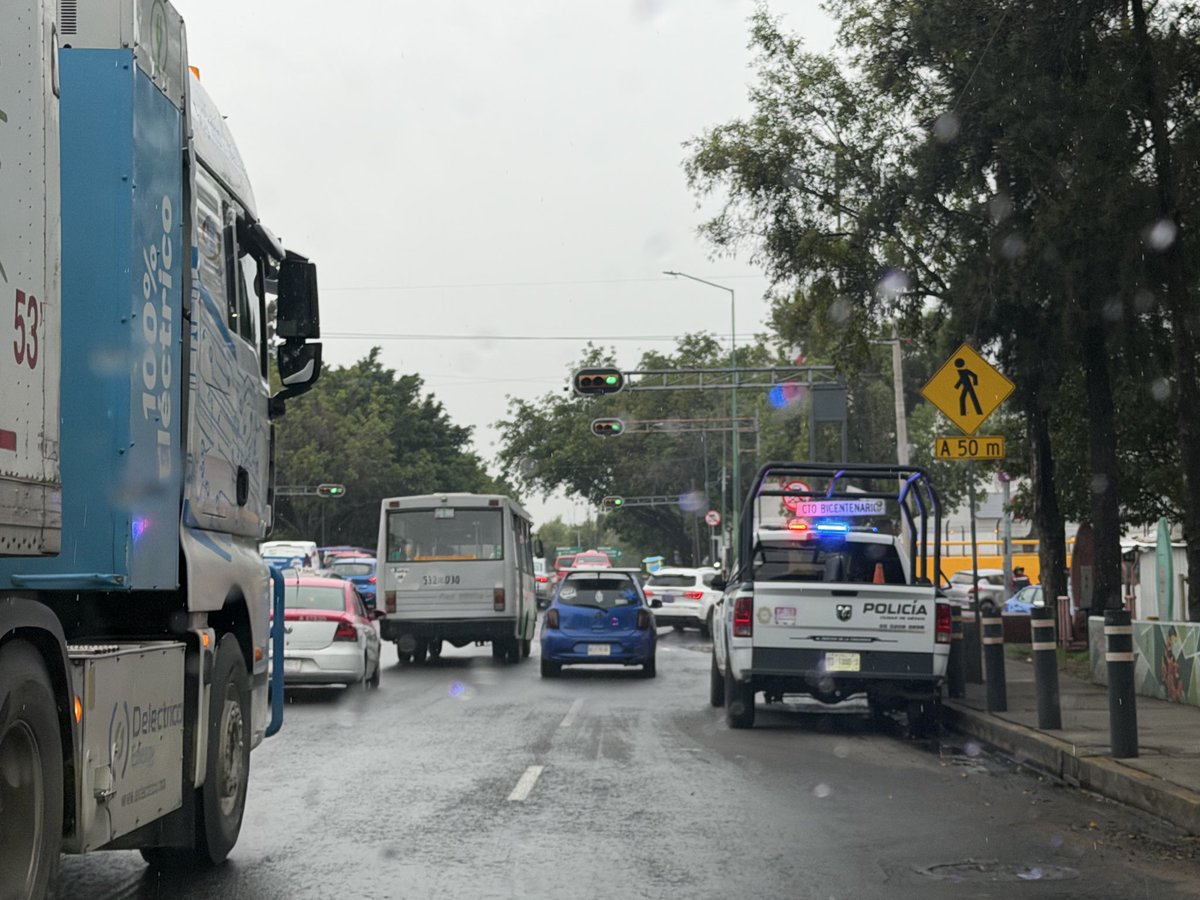 RenatoTrejo's tweet photo. Su apoyo nuevamente de favor para poder ubicar más adelante o en otro lugar esta patrulla 🚔 MX130D3 ya que estorba un carril, hace tráfico y conflictos con automovilistas Av https://t.co/oXyH548NlG. Hidalgo esq Cto Interior GAM. @UCS_GCDMX https://t.co/26oSTQGnip