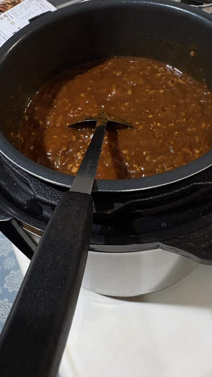 tohrujs's tweet photo. 今日は電気圧力鍋を使ったカレーでした。
美味しく出来ました。
子供らが中辛食えるようになったら、もう少し辛めにしたいですね。

カレーを食べてたら、昨日の夢を思い出しました。
俺が弾き語りをする事になった夢でした。
飲みすぎです。
そんな事ある訳がない。 https://t.co/ERjSaWHNt4