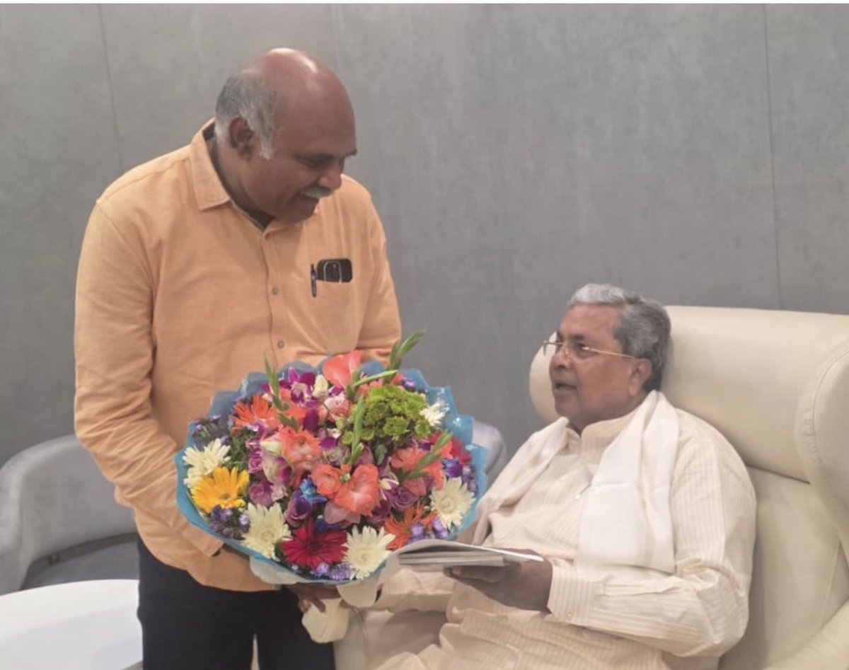KUWJ_R's tweet photo. ಪತ್ರಕರ್ತರ ಬೇಡಿಕೆಗಳಿಗೆ ಸದಾ ಸ್ಪಂಧನೆ: 
ಸಿದ್ದರಾಮಯ್ಯಗೆ ಕೆಯುಡಬ್ಲ್ಯೂಜೆ ಕೃತಜ್ಞತೆ

ಬೆಂಗಳೂರು: 
ತಮ್ಮ ಅಧಿಕಾರವಧಿಯಲ್ಲಿ ಪತ್ರಕರ್ತರ ಬೇಡಿಕೆಗಳಿಗೆ ಸದಾ ಸ್ಪಂಧಿಸುತ್ತಿದ್ದ ಮಾಜಿ ಮುಖ್ಯಮಂತ್ರಿ ಸಿದ್ದರಾಮಯ್ಯ ಅವರಿಗೆ ಕರ್ನಾಟಕ ಕಾರ್ಯನಿರತ ಪತ್ರಕರ್ತರ ಸಂಘ (ಕೆಯುಡಬ್ಲ್ಯೂಜೆ) ಧನ್ಯವಾದಗಳನ್ನು ತಿಳಿಸಿದೆ.
  
ಗೃಹ ಕಚೇರಿ ಕಾವೇರಿಯಲ್ಲಿ ಸಿದ್ದರಾಮಯ್ಯ ಅವರನ್ನು ಭೇಟಿ ಮಾಡಿದ್ದ ಕೆಯುಡಬ್ಲ್ಯೂಜೆ ರಾಜ್ಯಾಧ್ಯಕ್ಷರಾದ ಶಿವಾನಂದ ತಗಡೂರು ಅವರು, ಸಿದ್ದರಾಮಯ್ಯ ಅವರಿಗೆ ಹೂಬೊಕ್ಕೆ ನೀಡಿ ಕೆಯುಡಬ್ಲೂೃಜೆ ಕೃತಜ್ಞತೆ ಸಲ್ಲಿಸಿದರು.
  
ತಾವು ಮುಖ್ಯಮಂತ್ರಿಯಾಗಿದ್ದ ಸಂದರ್ಭದಲ್ಲಿ ಪತ್ರಕರ್ತರ ಬೇಡಿಕೆಗಳನ್ನು ಸಂಯಮದಿಂದ ಆಲಿಸಿ ನಿಮ್ಮ ಸಲಹೆಗಾರರಾಗಿದ್ದ ಕೆ.ವಿ.ಪ್ರಭಾಕರ್ ಮೂಲಕ ಈಡೇರಿಸುವ ಪ್ರಯತ್ನ ಮಾಡಿರುವುದನ್ನು ಸಂಘ ಮರೆಯುವುದಿಲ್ಲ ಎಂದು ಅವರಿಗೆ ತಿಳಿಸಿದರು.

38ನೇ ದಾವಣಗೆರೆ ರಾಜ್ಯ ಪತ್ರಕರ್ತರ ಸಮ್ಮೇಳನದಲ್ಲಿ ಗ್ರಾಮೀಣ ಪತ್ರಕರ್ತರ ಉಚಿತ ಬಸ್ ಪಾಸ್ ೋಷಿಸಿದ್ದೀರಿ. ತುಮಕೂರಿನಲ್ಲಿ ನಡೆದ 39ನೇ ರಾಜ್ಯ ಸಮ್ಮೇಳನದಲ್ಲಿ ಪತ್ರಕರ್ತರಿಗಾಗಿ ಮುಖ್ಯಮಂತ್ರಿಗಳ ಆರೋಗ್ಯ ಸಂಜೀವಿನಿ ಯೋಜನೆಯನ್ನು ೋಷಿಸಿ ಜಾರಿಗೆ ನೀಡಿದ್ದೀರಿ ಎನ್ನುವುದನ್ನು ಅವರಿಗೆ ನೆನಪಿಸಿದಾಗ, ನನ್ನ ಜವಬ್ದಾರಿ ಇದ್ದುದರಿಂದ ಮಾಡಿದ್ದೇನೆ. ನಿಮಗೆಲ್ಲ ಒಳ್ಳೆಯದಾಗಲಿ ಎಂದು ಸಿದ್ದರಾಮಯ್ಯ ಹೇಳಿದರು.
  
ಗ್ರಾಮೀಣ ಪತ್ರಕರ್ತರ ಉಚಿತ ಬಸ್ ಪಾಸ್ ಯೋಜನೆ ಜಾರಿಗೆ ಅಡ್ಡಿಯಾಗಿದ್ದ ಕಠಿಣ ಷರತ್ತುಗಳನ್ನು ತೆಗೆದು, ನಿಯಮಾವಳಿ ಸರಳೀಕರಣ ಮಾಡಬೇಕು ಎಂದು ಬೀದರನಲ್ಲಿ ನಡೆದ 40ನೇ ರಾಜ್ಯ ಪತ್ರಕರ್ತರ ಸಮ್ಮೇಳನದಲ್ಲಿ ಕರ್ನಾಟಕ ಕಾರ್ಯನಿರತ ಪತ್ರಕರ್ತರ ಸಂಘದ (ಕೆಯುಡಬ್ಲ್ಯೂಜೆ) ಒತ್ತಾಯಕ್ಕೆ ಸ್ಪಂಧಿಸಿದ್ದ ತಾವು, ಅದೇ ವೇದಿಕೆಯಲ್ಲಿ ಕಠಿಣ ಷರತ್ತುಗಳನ್ನು ಕೈಬಿಡುವುದಾಗಿ ಭರವಸೆ ನೀಡಿದ್ದೀರಿ. ಹಾಗೆಯೇ ನಿಮ್ಮ ಅಧಿಕಾರವಧಿ ಕೊನೆಯಲ್ಲಿ ಆದೇಶ ಮಾಡಿದ್ದು, ಈಗ ನಿಯಮಾವಳಿ ಸರಳೀಕರಣವಾಗಿದೆ ಎಂದು ತಿಳಿಸಿ ಶಿವಾನಂದ ತಗಡೂರು ಧನ್ಯವಾದಗಳನ್ನು ಸಲ್ಲಿಸಿದರು.
  
ಇದೇ ಸಂದರ್ಭದಲ್ಲಿ ಹಾಜರಿದ್ದ ಹೈಕೋರ್ಟ್ ನಿವೃತ್ತ ನ್ಯಾಯಾಧೀಶರಾದ ಎಚ್.ಎನ್.ನಾಗಮೋಹನದಾಸ್ ಅವರು, ಲೇಬರ್ ಯೂನಿಯನ್ ಆಗಿರುವ ಕೆಯುಡಬ್ಲೂೃಜೆ ಉತ್ತಮವಾಗಿ ಕೆಲಸ ಮಾಡುತ್ತಿದೆ ಎಂದು ಸಿದ್ದರಾಮಯ್ಯ ಅವರಿಗೂ ತಿಳಿಸಿ ಪ್ರಶಂಸೆ ವ್ಯಕ್ತಪಡಿಸಿದರು.