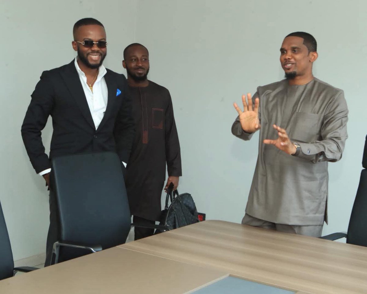TheCameroonianZ's tweet photo. L’artiste ivoirien Kerozen a visité le nouveau siège de la FECAFOOT et a été reçu par Samuel Eto’o.

#Cameroon https://t.co/u6fE2FAakH