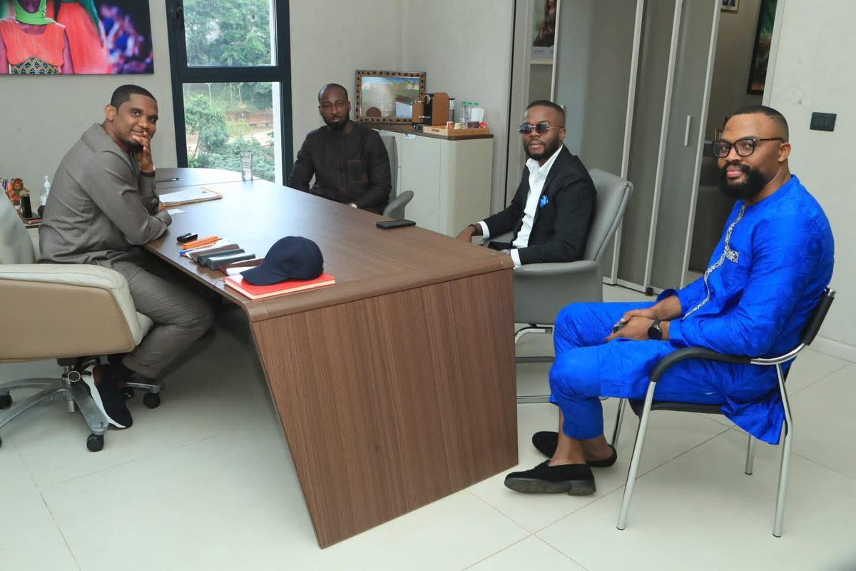 TheCameroonianZ's tweet photo. L’artiste ivoirien Kerozen a visité le nouveau siège de la FECAFOOT et a été reçu par Samuel Eto’o.

#Cameroon https://t.co/u6fE2FAakH