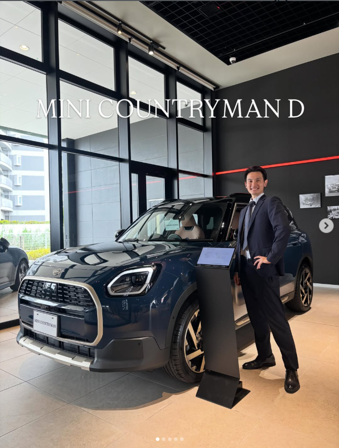 GlanzMini's tweet photo. 【#MINI船橋】
「この色気、ずるすぎませんか…💙」 
光で表情を変えるインディゴブルーにブラウン内装を合わせた新型カントリーマン✨
存在感も抜群な自慢の1台です！
写真じゃ伝わらない絶妙な美しさ、ぜひ船橋で体感してね🚙💨 

#MINI #カントリーマン #MINI船橋 https://t.co/tcRHsT6BF2