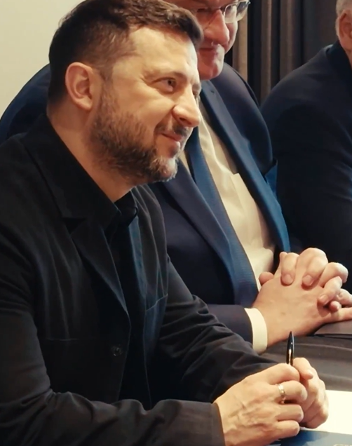 Vinainochka's tweet photo. Цей урод за рахунок Європи живе своє краще життя. Ці всі кіношні відосікі з обнімашками.
На відміну від нас. У нас не життя, а тупо існування. https://t.co/Pd3RsuS4BL
