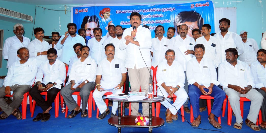 ImThopudurthi's tweet photo. రాప్తాడు మనదే..!

▪️ప్రజలంతా మనవైపే ఉన్నారు..!

▪️వచ్చే ఎన్నికల్లో మనల్ని ఎవరూ ఆపలేరు..!

▪️అక్రమ కేసులకు భయపడోద్దు...మీ వెనుక నేనుంటా..!

▪️స్థానిక సంస్థల్లో మెజార్టీ మనదే..!

▪️రాప్తాడును దోపిడీకి కేంద్రంగా మార్చారు..!

▪️తల్లి–కొడుకుల వసూళ్ల రాజ్యం నడుస్తోంది..!

▪️పరిటాల కుటుంబం ఒక్కో దెబ్బ కొడుతుంటే ప్రజలు బయటకు వస్తున్నారు – వాడుంటే (ప్రకాష్‌రెడ్డి) మేలు. వాడే రావాలి అని చర్చ మొదలైంది..!

▪️నన్ను హీరోను చేస్తోంది పరిటాల సునీతానే..!

▪️తోపుదుర్తి కుటుంబం ఎవరినుంచి ఏమీ ఆశించలేదు..!

▪️వేల ఎకరాలున్న మా కుటుంబం ఈరోజు పదుల ఎకరాలకు వచ్చాం..!

▪️ఆస్తులు అమ్ముకుని రాజకీయాలు, ఫ్యాక్షన్‌ చేశాం..!

▪️నా అజెండా నాయకులకు నచ్చకపోవచ్చు ప్రజలకు నచ్చుతుంది..!

▪️నాయకులు, కార్యకర్తలు గ్రామాల్లో  గట్టిగా నిలబడాలి..!

 ▪️ ‘రాబోయేది జగన్‌ ప్రభుత్వమే.. రాప్తాడులో గెలిచేది వైసీపీయే’  

▪️ఫ్యాను గిరగిరా తిరుగుతుంది..!

▪️‘చంద్రబాబు వెన్నుపోటుకు రెండేళ్లు’ సదస్సులో మాజీ ఎమ్మెల్యే తోపుదుర్తి ప్రకాష్‌రెడ్డి 

👉‘‘దోచుకునేందుకే పరిటాల కుటుంబం అధికారాన్ని ఉపయోగించుకుంటోందనే విషయం నియోజకవర్గ ప్రజలకు అందరికీ అర్థమైంది.  పరిటాల కుటుంబం ఒక్కో దెబ్బ కొడుతుంటే ప్రజలు బయటకు వస్తున్నారు. వాడుంటే (ప్రకాష్‌రెడ్డి) మేలు. మళ్లీ వాడే రావాలి అని చర్చించుకుంటున్నారు.  రాప్తాడు మనదే. ప్రజలంతా మనవైపే ఉన్నారు’’ అని రాప్తాడు మాజీ ఎమ్మెల్యే, నియోజకవర్గ వైఎస్సార్‌సీపీ సమన్వయకర్త తోపుదుర్తి ప్రకాష్‌ రెడ్డి స్పష్టం చేశారు. వైఎస్సార్‌సీపీ ఆధ్వర్యంలో నిర్వహిస్తున్న ‘చంద్రబాబు వెన్నుపోటుకు రెండేళ్లు’ కార్యక్రమంలో భాగంగా రాప్తాడు నియోజకవర్గ సదస్సు మంగళవారం కళ్యాణదుర్గం రోడ్డులోని బీ.జీ.ఆర్‌ ఫంక్షన్‌ హాలులో ఘనంగా జరిగింది. ఈ కార్యక్రమానికి ముఖ్య అతిథిగా హాజరైన మాజీ ఎమ్మెల్యే తోపుదుర్తి ప్రకాష్‌ రెడ్డి రాష్ట్ర ప్రభుత్వంపై, ముఖ్యంగా రాప్తాడు నియోజకవర్గంలో జరుగుతున్న పరిణామాలపై తీవ్రస్థాయిలో విమర్శలు గుప్పించారు. నియోజకవర్గంలో పరిటాల కుటుంబం చేస్తున్న దుర్మార్గాలపై ప్రచారం జరగడం లేదన్నారు. మనం చేస్తున్న మంచిపైనా ప్రచారం జరగడం లేదన్నారు. పార్టీ శ్రేణులు ఇప్పటికైనా కళ్లు తెరవండి. మేల్కొని ప్రజల్లో విస్త్రతంగా తిరిగి అవగాహన కల్పించాలని పిలుపునిచ్చారు.

👉రాష్ట్రంలో అధికారంలోకి వచ్చిన తర్వాత ప్రజలపై భారాలు మోపడం, అక్రమ వసూళ్లు చేయడం, భూములపై వివాదాలు సష్టించడం అధికార పార్టీ నాయకుల ప్రధాన కార్యక్రమంగా మారింది. ఎమ్మెల్యే పరిటాల సునీత అండతో పాపంపేటలో ఇళ్ల కూల్చివేతలు, భూముల రిజిస్ట్రేషన్లలో అవకతవకలు జరిగాయి.  దశాబ్దాలుగా నివసిస్తున్న ప్రజల హక్కులను కాలరాస్తూ భూములపై కన్నేశ్డారు. ‘అనంతపురం పట్టణంలో బయటపడుతున్న ఈ విషయాలు కనిపిస్తున్నాయి. కానీ ఇలాంటి ఘటనలు ప్రతి మండలంలో, ప్రతి గ్రామంలో జరుగుతున్నాయి

👉భూముల వివాదాల్లో బాధితులను బెదిరిస్తూ సెటిల్మెంట్ల పేరుతో ఒత్తిళ్లు తెస్తున్నారు. పరిటాల శ్రీరామ్‌ మాట్లాడుతూ ‘ఖాళీ భూముల గురించి మాట్లాడదాం, ఇళ్లు కట్టుకున్న వాళ్ల జోలికి పోమ’ని చెప్పడం  చూస్తుంటే ప్రజలను భయపెట్టే రాజకీయాలు చేస్తున్నారనేది అర్థమైంది.  ధర్మవరం ప్రాంతంలో చేనేత కార్మికుల నుంచి కూడా అక్రమ వసూళ్లు జరిగాయి.  ‘‘తల్లి–కొడుకుల వసూళ్ల రాజ్యం నడుస్తోంది’’ అని ఘాటు వ్యాఖ్యలు చేశారు.

👉ప్రభుత్వ వైఫల్యాలను ప్రజల్లోకి తీసుకెళ్లేందుకు ప్రతి మండలంలో ఐదుగురు చొప్పున అధికార ప్రతినిధులను గుర్తించాలని పార్టీ నిర్ణయించింది. గ్రామాల్లో జరుగుతున్న అన్యాయాలు, సమస్యలు, భూ వివాదాలు, ప్రజల ఇబ్బందులను నమోదు చేసి మీడియా, సోషల్‌ మీడియా ద్వారా ప్రజల ముందుకు తీసుకురావాలి

👉తెలుగుదేశం పార్టీ ఎన్నికల సమయంలో ప్రకటించిన సూపర్‌ సిక్స్‌ హామీలు అమలు కాలేదు. మహిళలకు నెలకు రూ.1,500 ఇవ్వలేదు. ఉచిత గ్యాస్‌ హామీ అమలు కాలేదు. జగనన్న పేదలకు అమలు చేసిన ఆసరా, చేయూత, సున్నా వడ్డీ వంటి పథకాలు నిలిచిపోయాయి. బస్సుల్లో ఉచిత ప్రయాణం పేరుతో మిగతా హామీలన్నీ మరిచిపోయారు. 

👉జగన్‌ ప్రభుత్వ హయాంలో రైతులకు అందిన పంట బీమా, ఇన్‌పుట్‌ సబ్సిడీ, నాణ్యమైన విత్తనాలు, ఎరువుల సౌకర్యాలు ఇప్పుడు కనిపించడం లేదు.  పంట నష్టపోతే అదే సీజన్‌లో సాయం అందే పరిస్థితి ఉండేది, ప్రస్తుతం రైతులు పూర్తిగా నిరాశలో ఉన్నారు.

👉నిరుద్యోగ భృతి హామీ నెరవేరలేదు. ఉద్యోగులకు ఇచ్చిన హామీలు కూడా అమలు కాలేదు. ఉద్యోగుల అసంతృప్తిని ఎన్నికల్లో ఉపయోగించుకున్నప్పటికీ ఇప్పుడు వారిని కూడా నిరాశపరిచారు. 

#ThopudurthiPrakashReddy
#TeamTPR #tprtarget2029
#teamthopudurthi