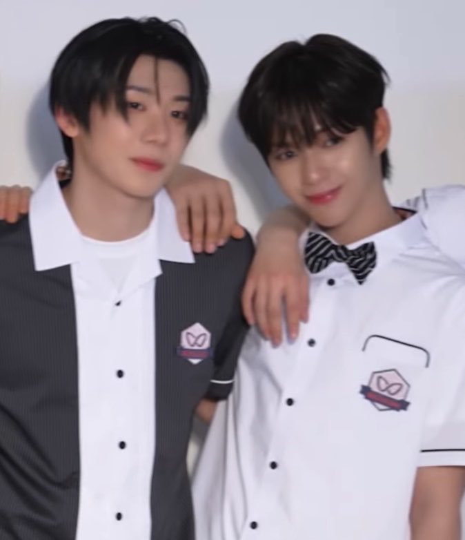 hanjaystudio's tweet photo. - hani’s arms on jl’s waist
- jl’s hands on hani’s shoulder
- haneulz 👅

uhm yes… i’m totally normal about this… https://t.co/E7VhfQWWKe