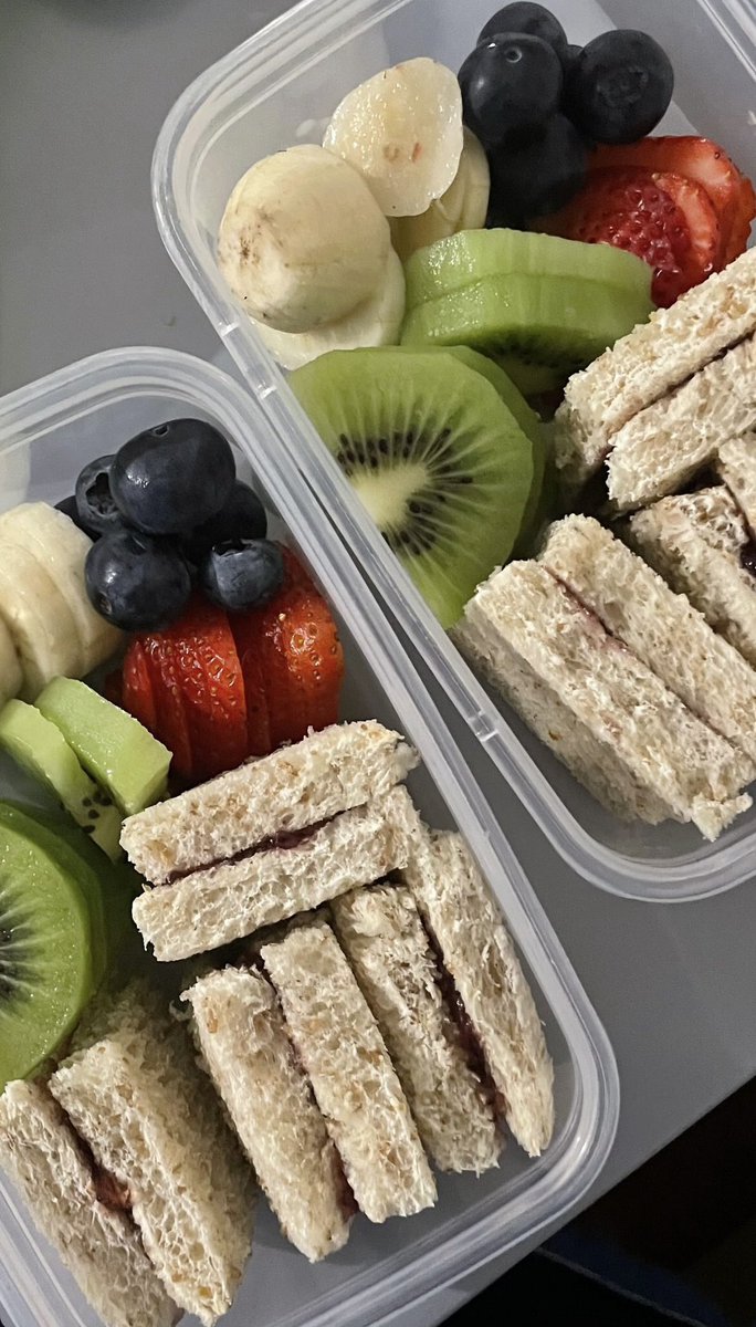 wemuffin_'s tweet photo. เตรียมมื้อเช้าสำหรับ 2 วันคับบ🫐🍓🥝 https://t.co/8Dwfx3BHFK