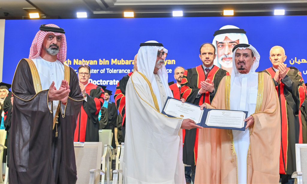 ajammar's tweet photo. تكريم صاحب السمو الشيخ حميد بن راشد النعيمي، لمعالي الشيخ نهيان بن مبارك آل نهيان، ومنحه أول درجة دكتوراة فخرية بتاريخ جامعة عجمان، هو احتفاء بقامة وطنية استثنائية، دعمت مسيرة البحث العلمي، ورسخت قيم التسامح والتعايش. إن مسيرة معاليه تمثل نموذجاً للعطاء الوطني، بما قدمه من جهود أثرت منظومة المعرفة في الإمارات، وقدمت أجيالاً متسلحة بالعلم قادرة على مواصلة مسيرة التنمية والبناء.