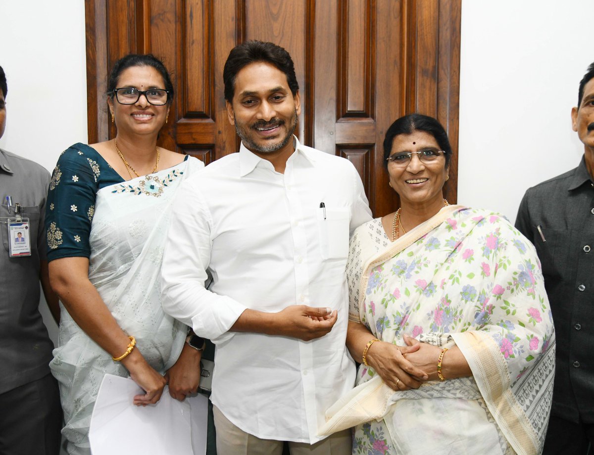 JaganannaCNCTS's tweet photo. తాడేప‌ల్లి:

- ఎమ్మెల్యే ప్ర‌త్తిపాటి పుల్లారావు చిల‌క‌లూరిపేటలో మాల్ క‌బ్జా
- రెండేళ్లుగా ఎన్నారై కుటుంబానికి వేధింపులు 

: వైయ‌స్సార్సీపీ రాష్ట్ర ప్ర‌ధాన కార్య‌ద‌ర్శి నంద‌మూరి ల‌క్ష్మీ పార్వ‌తి ఆరోప‌ణ‌లు 

ఎన్నారై ముర‌ళీమోహ‌న్ (@tollywood) భార్య కృష్ణ‌ప్రియ తో క‌లిసి తాడేప‌ల్లి పార్టీ కేంద్ర కార్యాల‌యంలో మీడియాతో మాట్లాడిన వైయ‌స్సార్సీపీ రాష్ట్ర ప్ర‌ధాన కార్య‌ద‌ర్శి నంద‌మూరి ల‌క్ష్మీ పార్వ‌తి

- అప్పుల పేరుతో రెండేళ్లుగా వేధించి మూత‌ప‌డేలా చేశాడు
- రూ. 90 ల‌క్ష‌ల‌కు నాలుగేళ్ల‌కు రూ. 7.50 కోట్లు క‌ట్టాల‌ట‌
- అయినా చెల్లించ‌డానికి ముందుకొచ్చినా ఒప్పుకోవ‌డం లేదు
- ఎలాగైనా మాల్ ని ద‌క్కించుకోవ‌డ‌మే ఎమ్మెల్యే అజెండా 
:  కన్నీరుమున్నీరుగా విల‌పించిన ఎన్నారై ముర‌ళీమోహ‌న్ భార్య కృష్ణ‌ప్రియ

అవ‌స‌రాల కోసం ఒక ఎన్నారై చేసిన అప్పులను ఆస‌రాగా చేసుకుని త‌న మ‌నుషుల ద్వారా చిల‌క‌లూరిపేట‌లో ఉన్న మాల్‌ని కాజేయాల‌నే కుట్ర‌కు ఎమ్మెల్యే ప్ర‌త్తిపాటి పుల్లారావు తెర‌దీశాడ‌ని వైయ‌స్సార్సీపీ రాష్ట్ర ప్ర‌ధాన కార్య‌ద‌ర్శి నంద‌మూరి ల‌క్ష్మీ పార్వ‌తి ఆరోపించారు. తాడేప‌ల్లి పార్టీ కేంద్ర కార్యాల‌యంలో ఆమె బాధితుడి భార్య కృష్ణ‌ప్రియతో క‌లిసి మీడియాతో మాట్లాడారు. ఆ ఎన్నారై త‌న గెలుపు కోసం ప‌నిచేసిన టీడీపీ కార్య‌కర్త అని తెలిసి కూడా ఎమ్మెల్యే ఈ దౌర్జ‌న్యానికి పాల్ప‌డ‌టం సిగ్గుచేట‌ని మండిప‌డ్డారు. ఎన్నారైల ఆస్తులను కాజేస్తుంటే ఏ ధైర్యంతో రాష్ట్రంలో పెట్టుబ‌డులు పెట్టడానికి ముందుకొస్తార‌ని ఆమె ప్ర‌భుత్వాన్ని ప్ర‌శ్నించారు. క‌రోనా స‌మ‌యంలో అప్పు చేస్తే నాలుళ్ల‌పాటు దాని గురించి అడ‌గ‌కుండా కూట‌మి ప్ర‌భుత్వం అధికారంలోకి రాగానే మాల్‌ని చేజిక్కించుకోవాల‌నే కుట్ర‌తో ఆ కుటుంబంపై వేధింపులు మొద‌లుపెట్టార‌ని చెప్పారు. అందులో భాగంగా రైతుల నుంచి రూ.30 కోట్లు డ‌బ్బులు తీసుకుని పారిపోయారంటూ విష ప్ర‌చారం మొద‌లు పెట్టార‌ని, మాల్ ముందు టెంట్లు వేసి ఎవ‌రూ లోప‌లికి ప్ర‌వేశించ‌కుండా చేసి మూత‌ప‌డే వ‌ర‌కు తీసుకొచ్చార‌ని మండిప‌డ్డారు. దీంతో ఎన్నారై ముర‌ళీమోహ‌న్ భార్య కృష్ణ‌ప్రియ అమెరికా నుంచి వ‌చ్చి మాజీ ముఖ్య‌మంత్రి వైయ‌స్ జ‌గ‌న్ గారిని క‌లిసి న్యాయం చేయాల‌ని అభ్య‌ర్థించిన‌ట్టు వెల్ల‌డించారు. ఆమె బాధ‌ల‌ను విన్న జ‌గ‌న్ పార్టీ లీగ‌ల్ సెల్ అండ‌గా ఉంటుంద‌ని హామీ ఇచ్చార‌ని చెప్పారు. మాల్‌ని త‌మ‌కు హ్యాండోవ‌ర్ చేయాల‌ని కోర్టు ఆదేశించినా పోలీసులు ఎమ్మెల్యేతో కుమ్మ‌క్కై త‌మ‌కు న్యాయం చేయ‌డం లేద‌ని బాధితురాలు కృష్ణ‌ప్రియ ఆరోపించారు. నాలుగేళ్ల క్రితం రూ. 90 ల‌క్ష‌లు అప్పు చేస్తే ఏ లెక్క‌న ఇప్పుడు ఏడున్న‌ర కోట్లు అవుతుంద‌ని ఆమె ప్ర‌శ్నించారు. అయినా ఆ డ‌బ్బును చెల్లించ‌డానికి తాము ముందుకొచ్చినా ఎమ్మెల్యే ప్ర‌త్తిపాటి పుల్లారావు మాత్రం ఒప్పుకోవ‌డం లేద‌ని, ఎలాగైనా ఆ మాల్‌ను ద‌క్కించుకోవాల‌ని కుట్ర‌లు చేస్తున్నాడ‌ని కన్నీరుమున్నీర‌య్యారు. వైయ‌స్ జ‌గ‌న్ గారిని క‌లిసిన త‌ర్వాత ఆయ‌నిచ్చిన హామీతో కొంచెం రిలీఫ్‌గా ఉంద‌ని ఆమె మీడియాకు వివ‌రించారు. 

#SadistChandrababu #YSRCP #CBNJungleRaj #JaganannaConnects