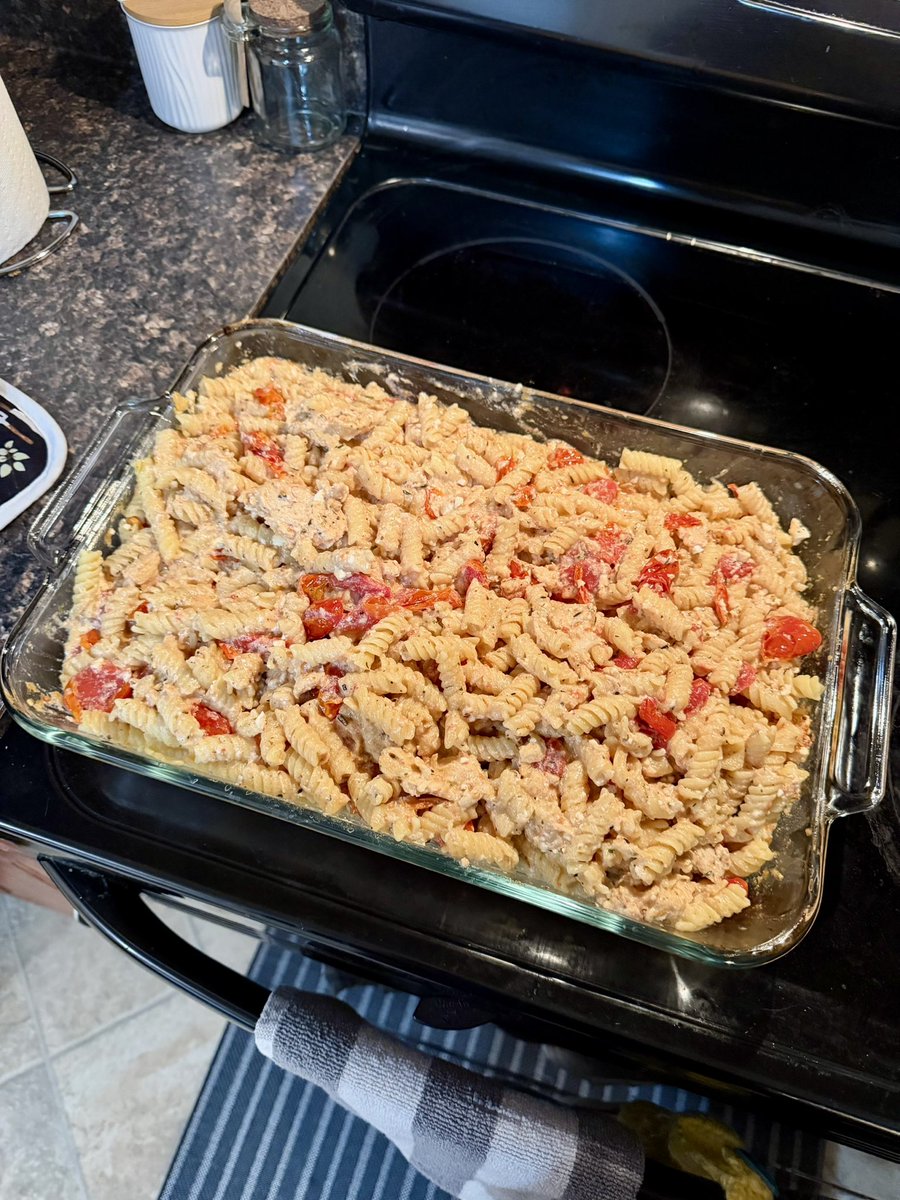 jessicavmichel's tweet photo. This baked feta pasta is one of my favorite easy meals! 🍅🧀 Just toss some cherry tomatoes with olive oil, place a block of feta in the center, and bake at 400°F for 20–25 minutes. #recipes #recipe #feta #pasta https://t.co/0QvdjFMQVd