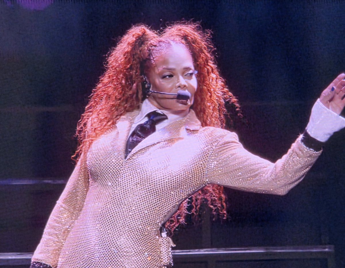 5Cumin8025's tweet photo. JANET JACKSON 神戸公演終了。
(GLION  ARENA  KOBE)
期待どうりのベストパフォーマンス。素晴らしいのは言うまでもない。この箱はアリーナにしてはコンバクトで見やすく音も良い、私は普段アリーナクラスは行かないがココならまた来たいかな。不満を言うなら高いチケットと交通アクセス
#JANETJACKSON https://t.co/Pefa8DnYpG