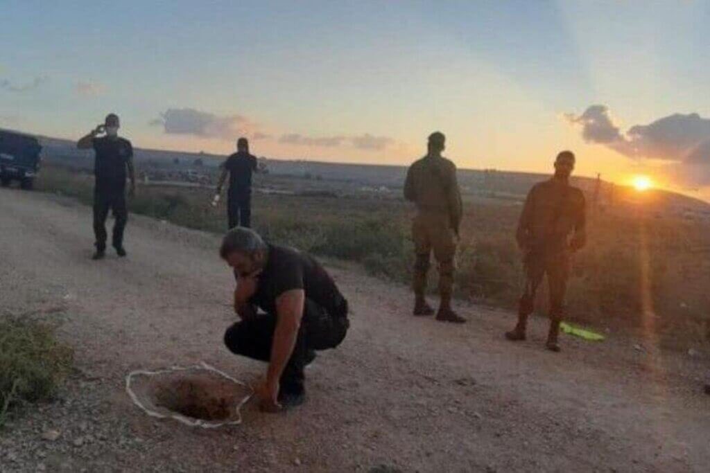 AshouriNational's tweet photo. @MarioLeb79 so after billions and billions of dollars and 100,000 israeli terrorists on the border and 24/7 aerial surveillance a member of HA was able to infiltrate into occupied Palestine? sounds like complete failure from israeli side to me 🤣 reminded me of the prison break that happened https://t.co/qtchqlTOuP