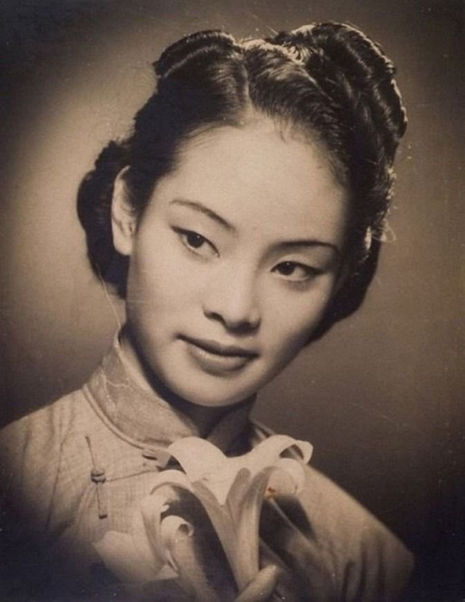 ShinyHistGems's tweet photo. Photograph of a woman in 1920s Shanghai, taken by Sam Sanzetti https://t.co/OUQ7XkUjLT