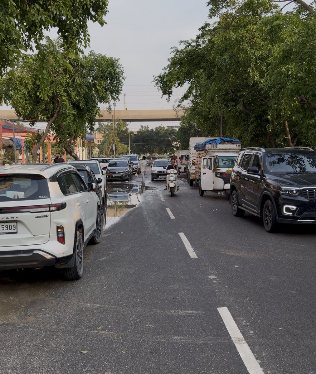 RWAdelta1's tweet photo. सेक्टर डेल्टा 1 के एंट्री गेट न०4 पर कावेरी मार्केट की Obstructive parking लगी रहती है सेक्टरवासियो का रास्ते से निकलना व आना जाना मुश्किल हो गया हैं। रोजाना जाम लगा रहता है कई बार शिकायत करने पर भी ट्रैफ़िक पुलिस ने कोई एक्शन नहीं लिया ।गेट पर रोज़ाना झगड़े होते हैं पुलिस कमिश्नर मैडम से निवेदन है कृपया रोड पर खड़ी गाड़ियों का चालान कराए व सख़्त से सख़्त कार्यवाही करें ताकि सेक्टरवासियों को राहत मिल सकें @CMOfficeUP @UPGovt @OfficialGNIDA @noidapolice @dcptrafficnoida @AmarUjalaNews @Live_Hindustan @NavbharatTimes @raftartoday @MahendrMahii @upkhabre @ShyamNBT @sho_surajpur @myogioffice @dmgbnagar @dr_maheshsharma @TenNewsDotIn