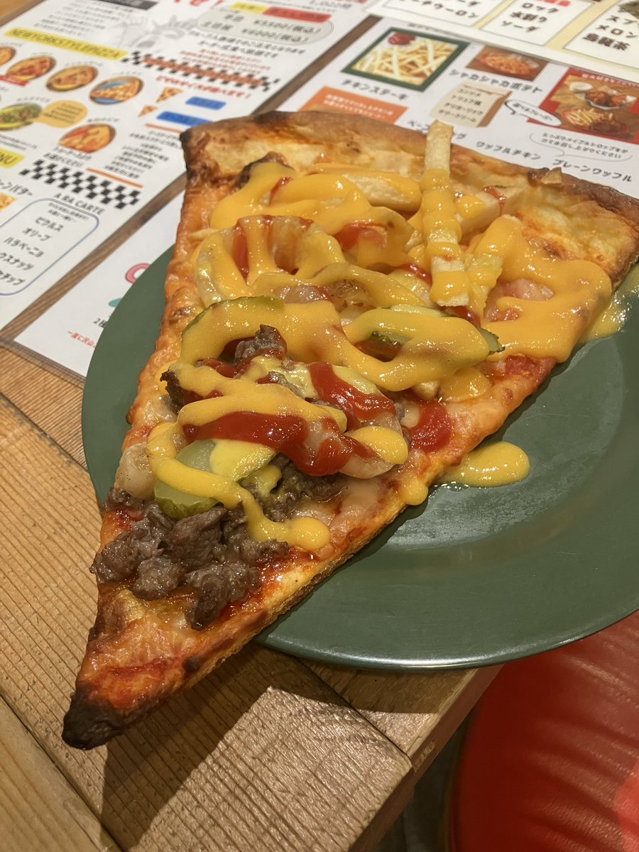 tmge9's tweet photo. ピザパーリー🍕
当分はピザみたくないくらい食うた
もう数時間は見たくない https://t.co/1kNUTjEdFB