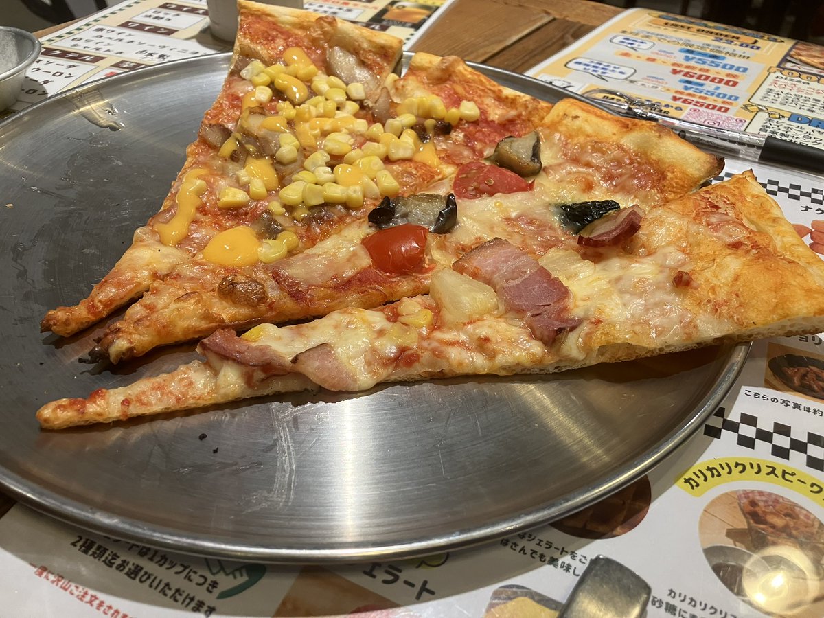 tmge9's tweet photo. ピザパーリー🍕
当分はピザみたくないくらい食うた
もう数時間は見たくない https://t.co/1kNUTjEdFB
