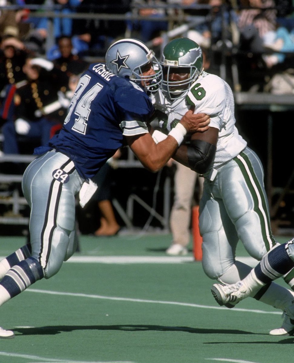 DillyPhilly215's tweet photo. 96 days until Eagles football🦅

Clyde Simmons spent years terrorizing offenses with a combination of strength, toughness and pure nastiness that made him one of the most respected pass rushers in Eagles history. Offensive linemen knew they were in for a long day when Simmons lined up across from them. As the countdown to Eagles football hits 96 days, we celebrate one of the greatest defensive linemen to ever wear the winged helmet💚🦅

#FlyEaglesFly