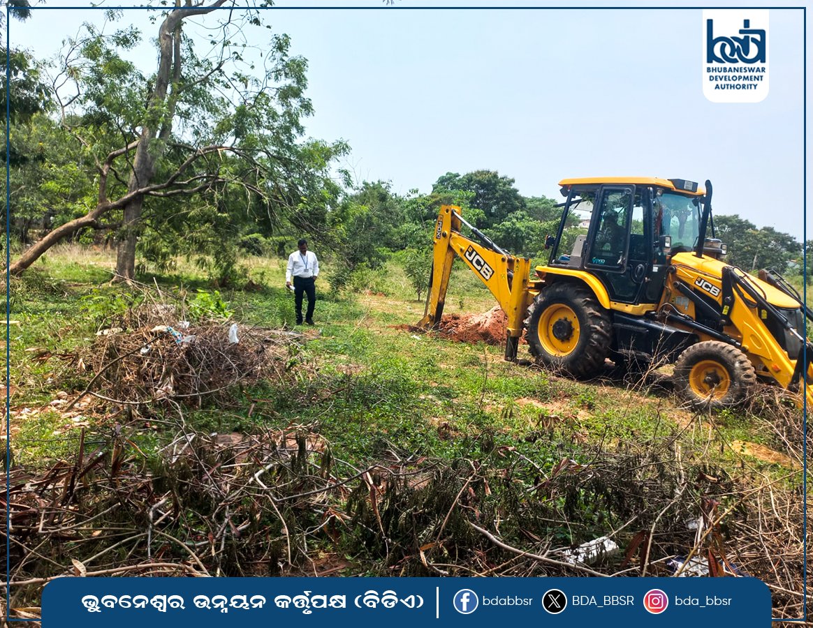 BDA_BBSR's tweet photo. The Enforcement Wing of BDA along with GA Department&amp; Police, carried out an eviction drive at Jaydev Vihar Mouza today. Approximately Ac. 5.000 dec of government land was freed from encroachment.
#EvictionDrive #BDA https://t.co/C5yDupJbup