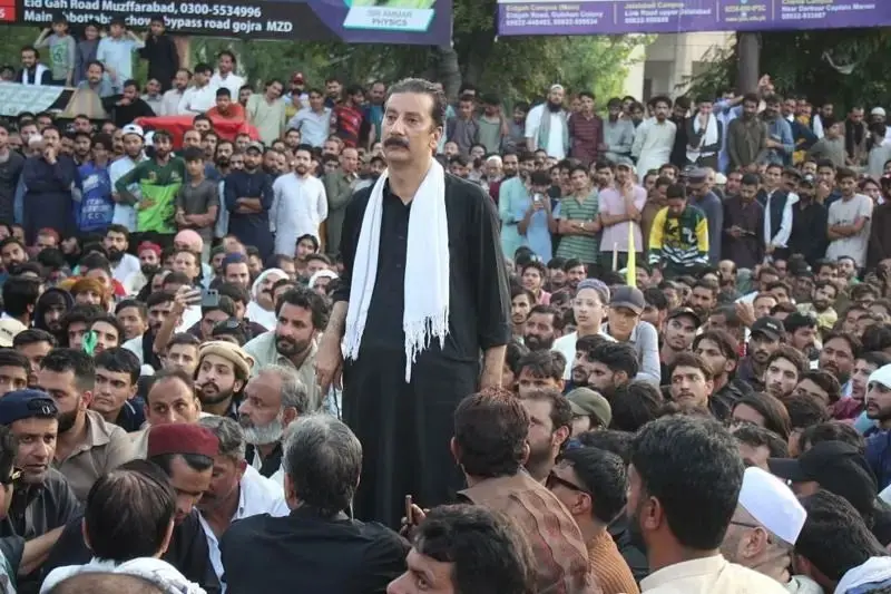 BBCUrdu's tweet photo. پاکستان کے زیرِ انتظام کشمیر میں کالعدم قرار دی گئی جوائنٹ ایکشن کمیٹی کے متعدد رہنماؤں کی گرفتاری میں مدد یا ان کے بارے میں اطلاع فراہم کرنے والوں کے لیے ایک کروڑ روپے انعام کا اعلان کیا گیا ہے۔
تفصیلات: https://t.co/wFXtdwsZCx https://t.co/ATsdnPU4dX