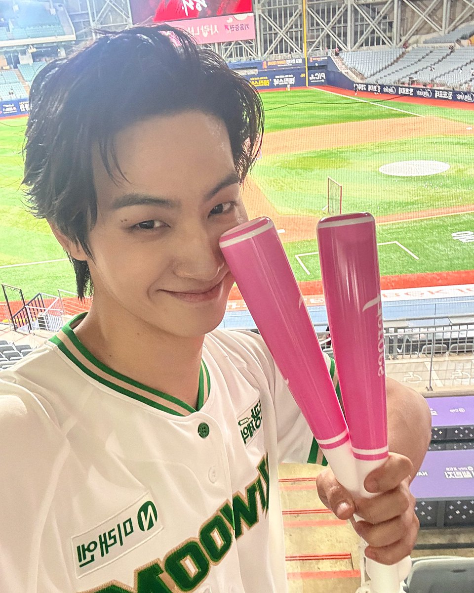 528hzkr's tweet photo. 💚 #B_ONAIR

💚승💚리💚요💚정💚
오늘 시구 초대 해주셔서 감사합니다💚
선수분들 모두 시즌동안 다치지않고 경기하시길 응원하겠습니다! 키움히어로즈 화이팅!!⚾️

#JAYB #제이비 #528Hzkr
#키움히어로즈 #kiwoomheroes
#영웅도전승리 https://t.co/zSzVwpnnf9