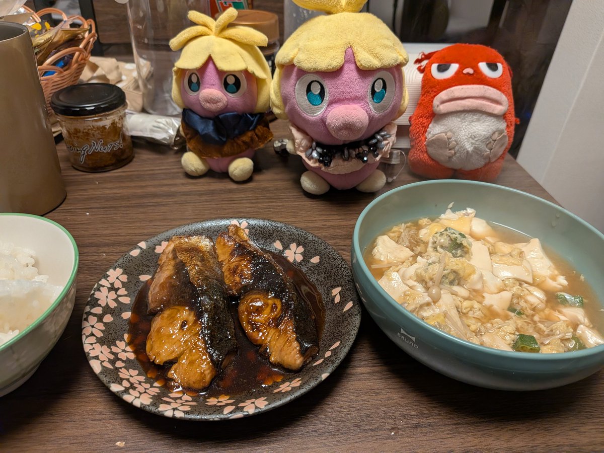 Nenmin's tweet photo. ぶりの照焼と玉子オクラ餡豆腐 https://t.co/lt6jWr7cJc