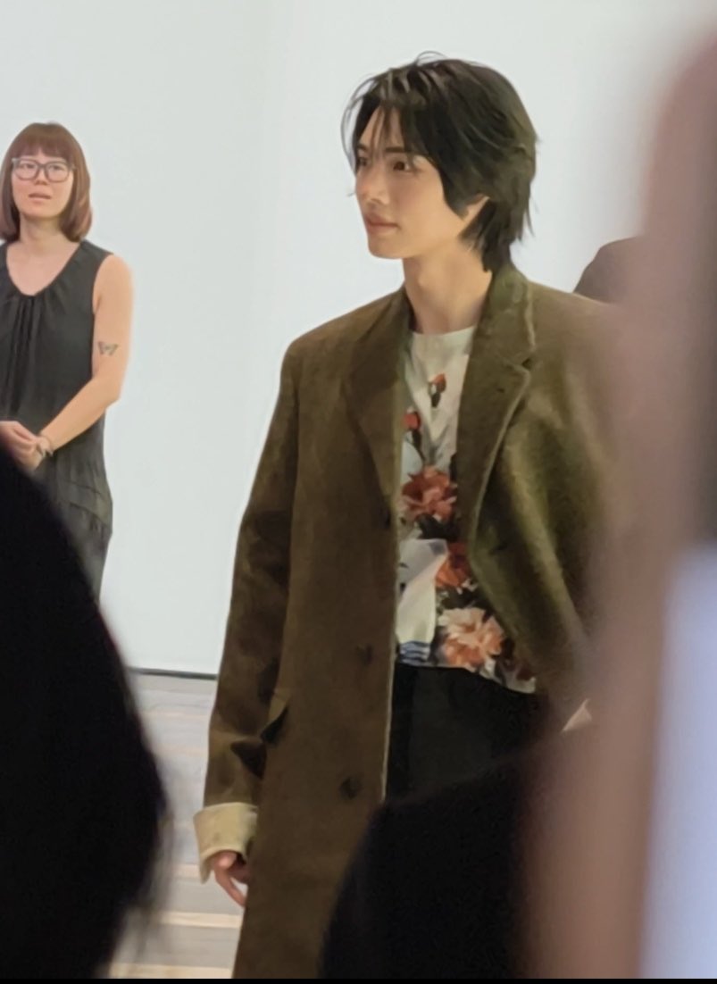BunnyWinnie221's tweet photo. 人群中我唯一順利影到嘅瞬間😝😌

WIN BA PRADA SHENZHEN

#Prada #PradaxWin 
#winmetawin https://t.co/r7a0T9i668