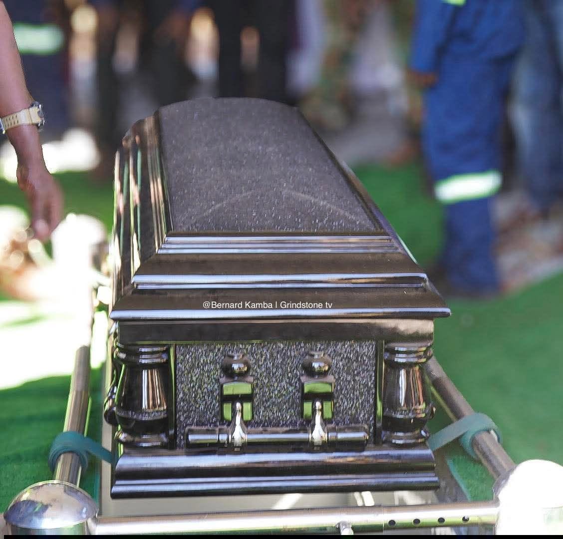 diamondtvzambia's tweet photo. Ngwenyama, Inkhosi Yama Nkhosi David Jele, Mpezeni the fourth being laid to rest.

📷 Benard Kamba https://t.co/YXMvSfjSNw