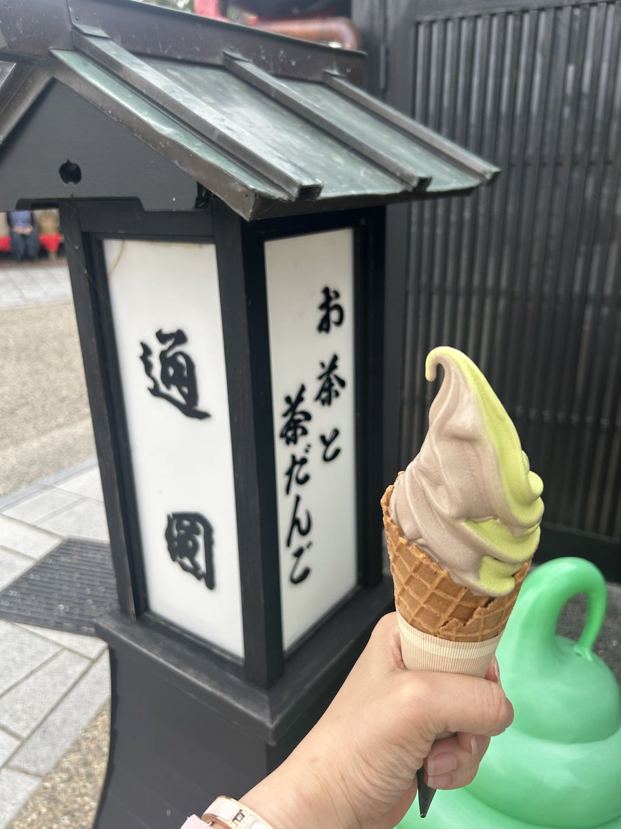 m2jyu's tweet photo. ・京阪宇治駅
響けユーフォニアムとコラボ中
各キャラ×観光地の看板あった🪧

・通圓
創業永暦元年(西暦1160年)
壺？とかお茶に関する古い道具があったりで一歩入るだけで歴史を感じた🥹
抹茶とほうじ茶ソフト濃厚で美味しかった🍦リピする

・橋寺放生院
初の摩尼車回せて感動🥹
白の注意書き笑えた https://t.co/V25y0zt1Nv
