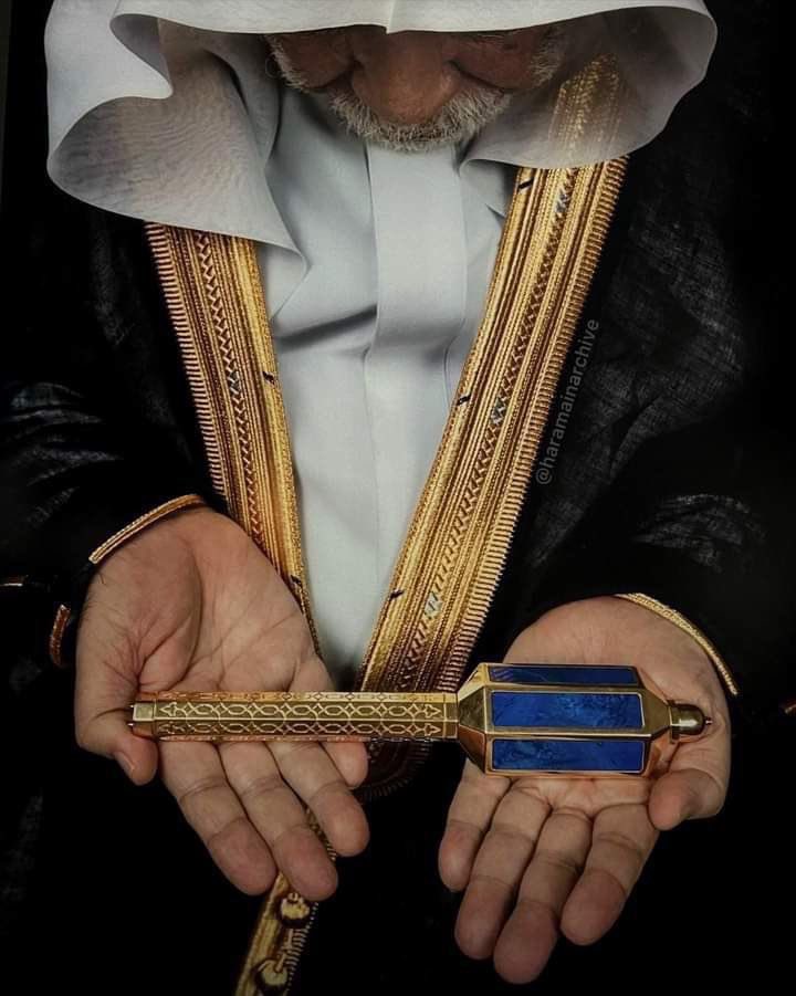 sarkinnomaa's tweet photo. This is the key to the door of Ka'abah😍 https://t.co/LJuI0zo73r
