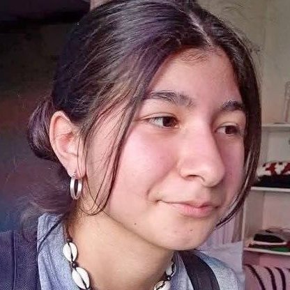 clarincom's tweet photo. BUSCAN A LA ADOLESCENTE LUCIANA AYLEN BARRIOS ALARCÓN EN COLONIA CAROYA

Lectura rápida
La Policía de Córdoba busca a Luciana Aylen Barrios Alarcón, de 15 años, que fue vista por última vez el lunes al mediodía al salir del Colegio Bonoris, en Colonia Caroya. Desde entonces, su teléfono celular permanece apagado.

Datos clave
La última persona que la vio fue una amiga, quien contó que Luciana se quedó esperando el colectivo para volver a su casa. La adolescente mide 1,60 metros, es de contextura delgada, tiene tez trigueña y cabello negro; vestía zapatillas blancas y verdes, jean azul y buzo azul marino.

Investigación
Hubo rastrillajes en la escuela, zonas cercanas y el sector rural donde vive la familia, con perros rastreadores y control de cámaras. La Provincia aportará drones y helicópteros.

(+) en Clarín: https://t.co/popcuanJTn