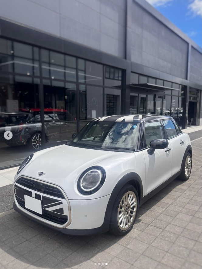 GlanzMini's tweet photo. 【#MINIつくば】
「このルーフ、よく見るとお洒落すぎて震える…🇬🇧」
モノトーンのユニオンジャックで仕上げたH様のMINI✨
ふちへのグラデーションラッピングが大人の遊び心全開で堪らない！
カスタムの参考にぜひ保存してね。 

#MINI #ミニクーパー #MINIつくば https://t.co/RBFJVyAmH6