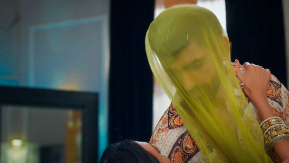 iishita20's tweet photo. The laws of gravity suddenly bend as you spin directly into a pair of strong, steady, and incredibly handsome protein- shake waale arms. 🔥😌🥰
#DrAarambhi #aaruv https://t.co/P3wQWxVaUU