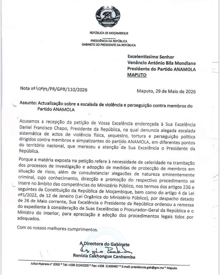 Muianga's tweet photo. #Presidência encaminha denúncias do #ANAMOLA à #PGR e ao Interior

O Gabinete do Presidente da República acusou a recepção da petição de Venâncio Mondlane #VM7 sobre alegada escalada de violência, sequestros, tortura e perseguição política contra membros e simpatizantes do partido #ANAMOLA.

Segundo a nota, Daniel Chapo ordenou a remessa do expediente ao Procurador-Geral da República e ao Ministro do Interior #MINT, para apreciação e adopção dos procedimentos legais considerados adequados.