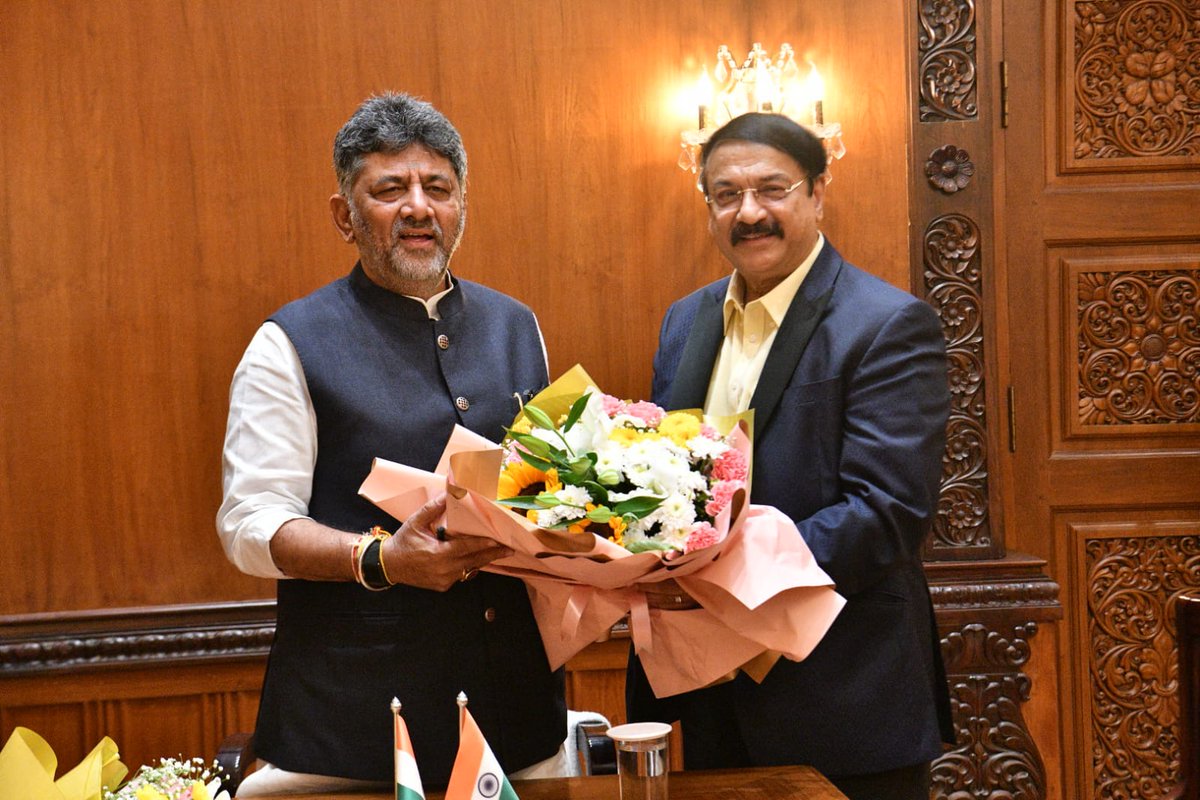 CMofKarnataka's tweet photo. ವಿಧಾನ ಪರಿಷತ್ ಸದಸ್ಯರಾದ ಡಾ.ಆರತಿ ಕೃಷ್ಣಾ ಹಾಗೂ ಉದ್ಯಮಿ ಡಾ. ರೋನಾಲ್ಡ್ ಕೋಲಾಸೋ ಅವರು ಮುಖ್ಯಮಂತ್ರಿ ಶ್ರೀ @DKShivakumar ಅವರನ್ನು ವಿಧಾನಸೌಧದ ಕಚೇರಿಯಲ್ಲಿ ಇಂದು ಭೇಟಿ ಮಾಡಿ, ಸಮಾಲೋಚನೆ ನಡೆಸಿದರು. https://t.co/L5SgyGvF7k