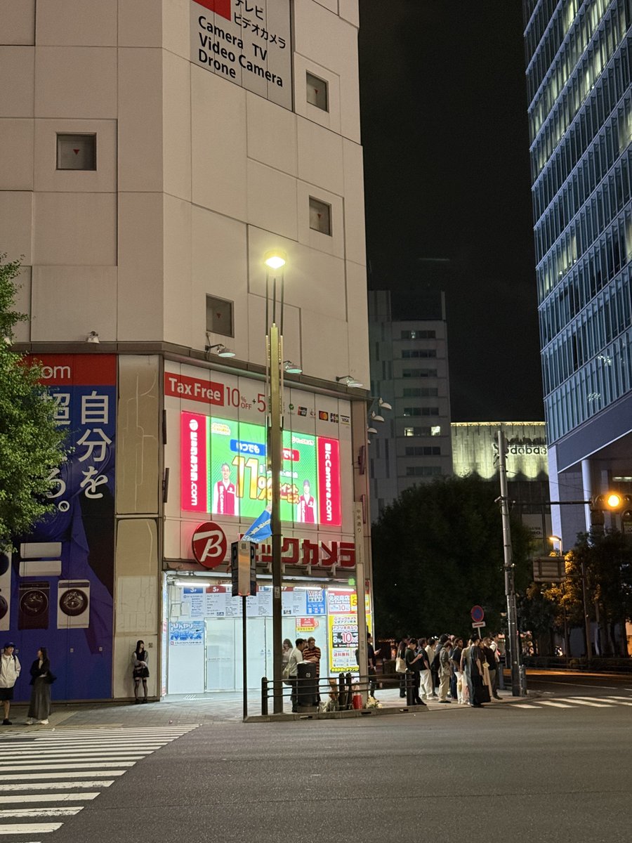 Lv7Mapper's tweet photo. 日本人の方が外国人に向けて説明してた https://t.co/GdPtvohOAs